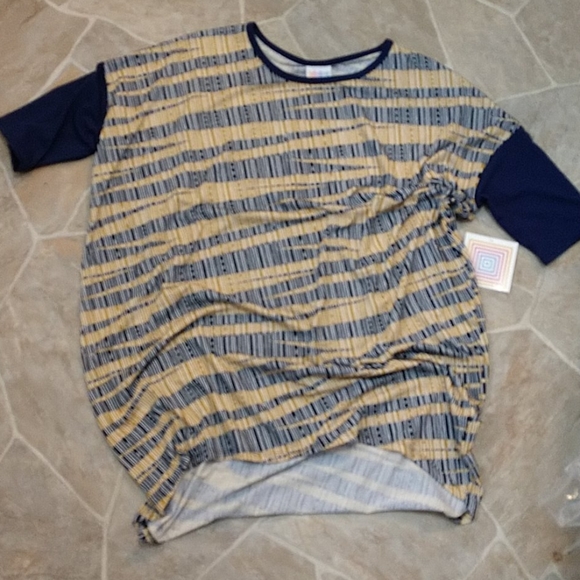 LuLaRoe Tops - NWT LuLaRoe High-Low Tunic Top